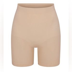 SKIMS Seamless Sculpt Lifting Short in Mica size Small